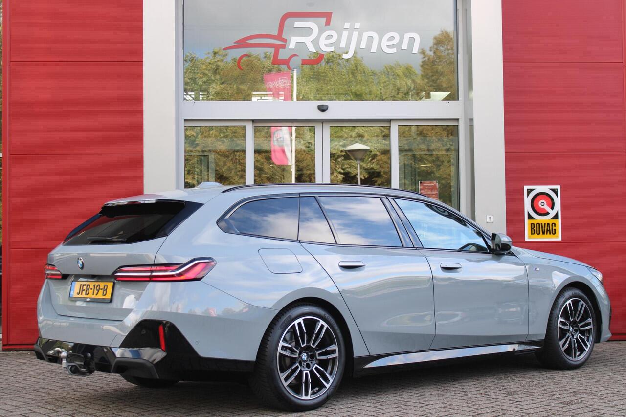 BMW 5-SERIE Touring 520i M-SPORT | PANORAMA DAK | TREKHAAK ELEKTRISCH WEGKLAPBAAR | HARMAN KARDON AUDIO SYSTEM | SHADOW LINE PAKKET | ELEKTRISCH VERSTELBARE VOORSTOELEN MET GEHEUGENFUNCTIE | STOEL VENTILATIE VOOR | STOEL VERWARMING VOOR + ACHTER | 360° CAMERA | DRAAD