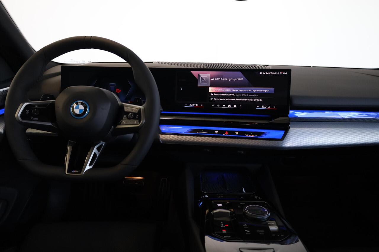 BMW 5-SERIE Touring 550e xDrive M Sportpakket Pro | Panoramadak | Head-Up | Bowers & Wilkins | Driving Assistant Professional | 360 Camera | Comfort Pack | Adaptieve LED | Trekhaak