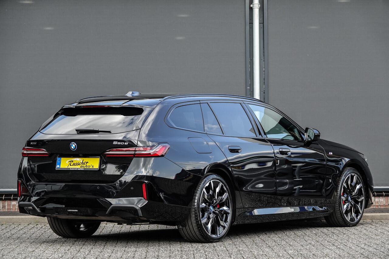 BMW 5-SERIE Touring 550E 490Pk Aut. | Plug in Hybride | X-Drive | Shadowline | M-Sport | 'M' Sportstoelen | Head Up Display | Panoramadak | Trekhaak | 21''