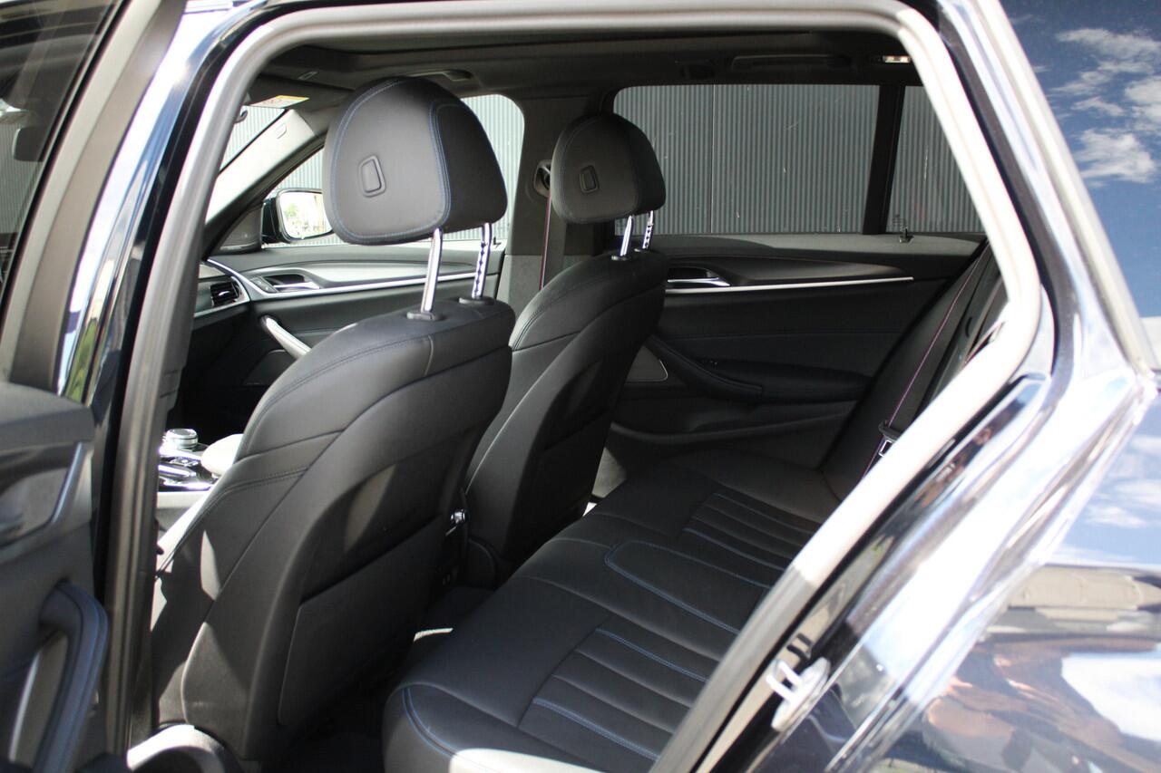BMW 5-SERIE Touring 530d M-Sport - Trekhaak - Pano - Laser - HUD - 360 Camera - Keyless - Sportstoelen - H&K - Fabrieksgarantie - Rijklaar