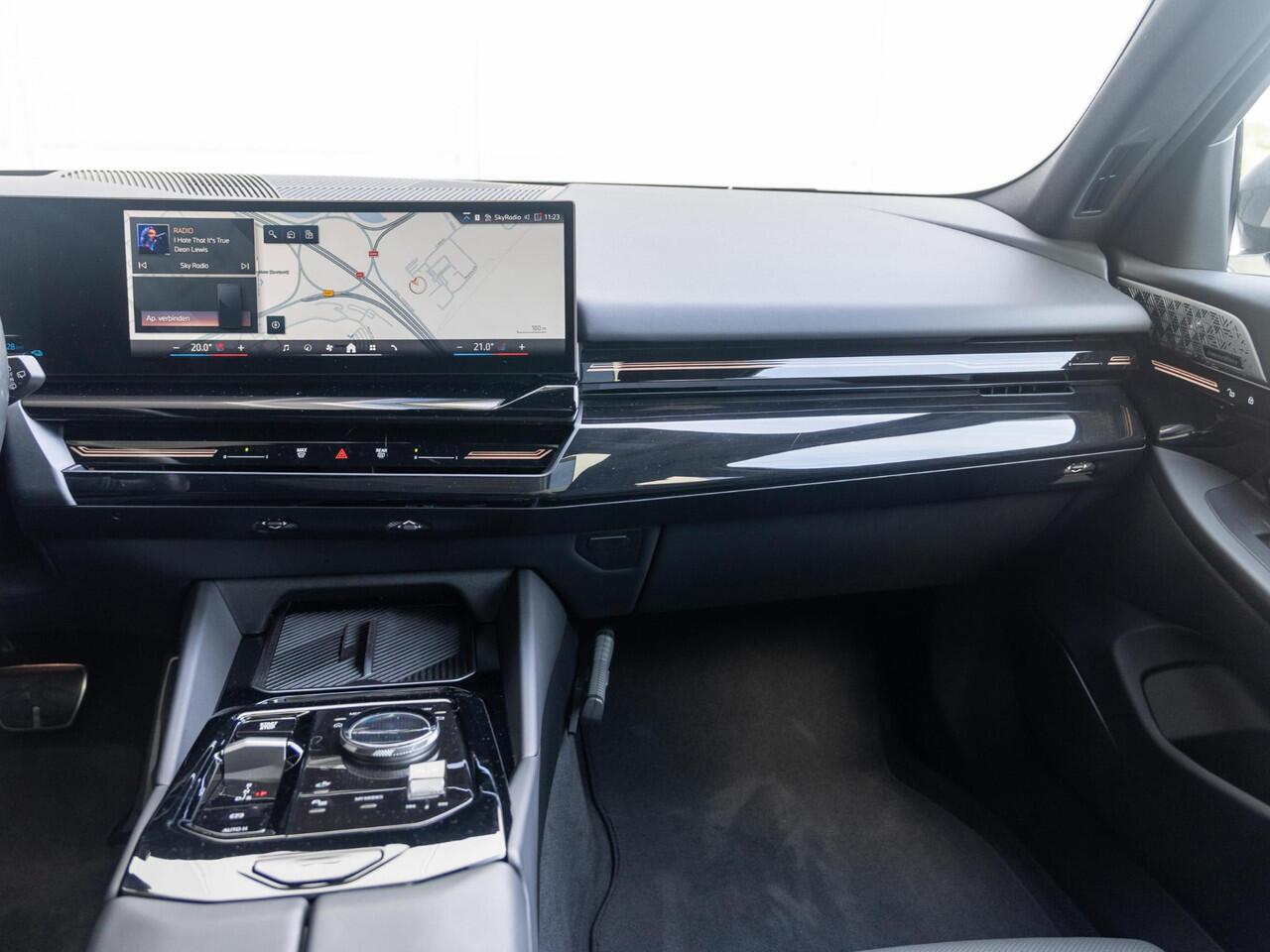 BMW 5-SERIE Touring 530e xDrive | M Sportpakket Pro | Innovation Pack | Bowers & Wilkins | Verwarmd Stuurwiel | Comfort Access | Panoramadak | Trekhaak
