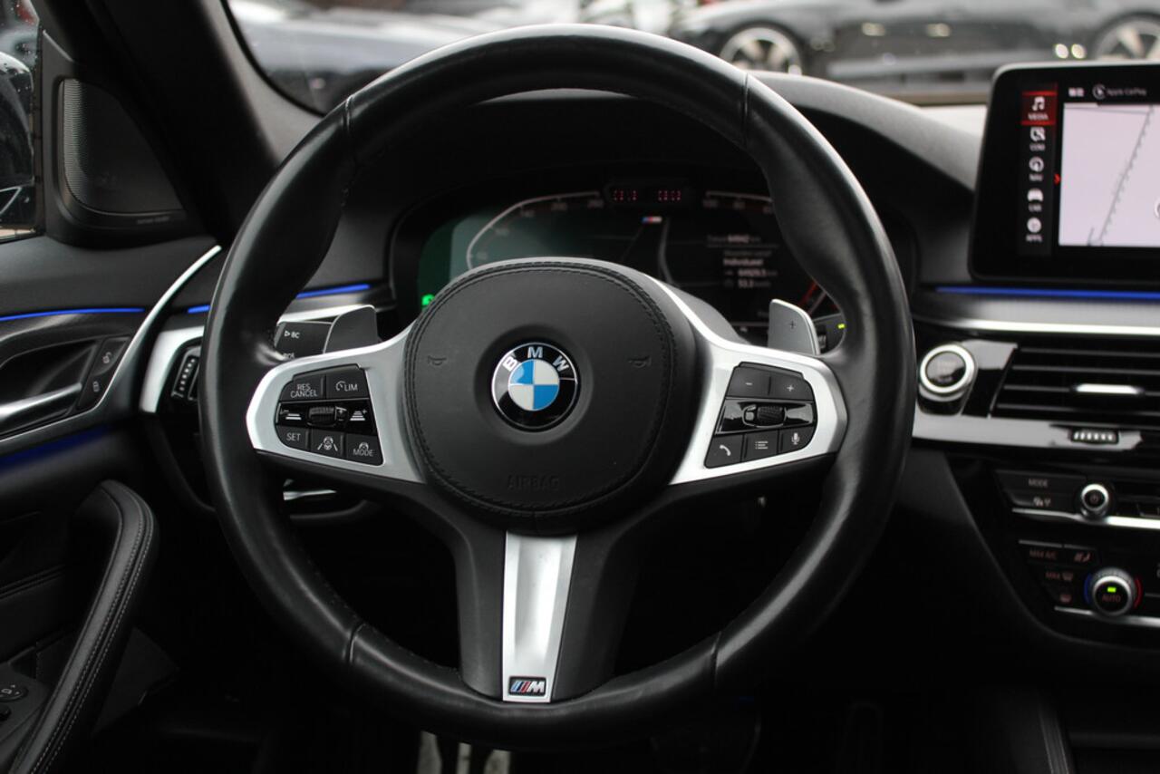BMW 5-SERIE 530e xDrive High Exe. M Sport / Trekhaak / Schuifdak / Camera / Head-up / 19'' / CarPlay / Harman Kardon / Leder / Dodehoek / Stoelverwarming4x / ACC
