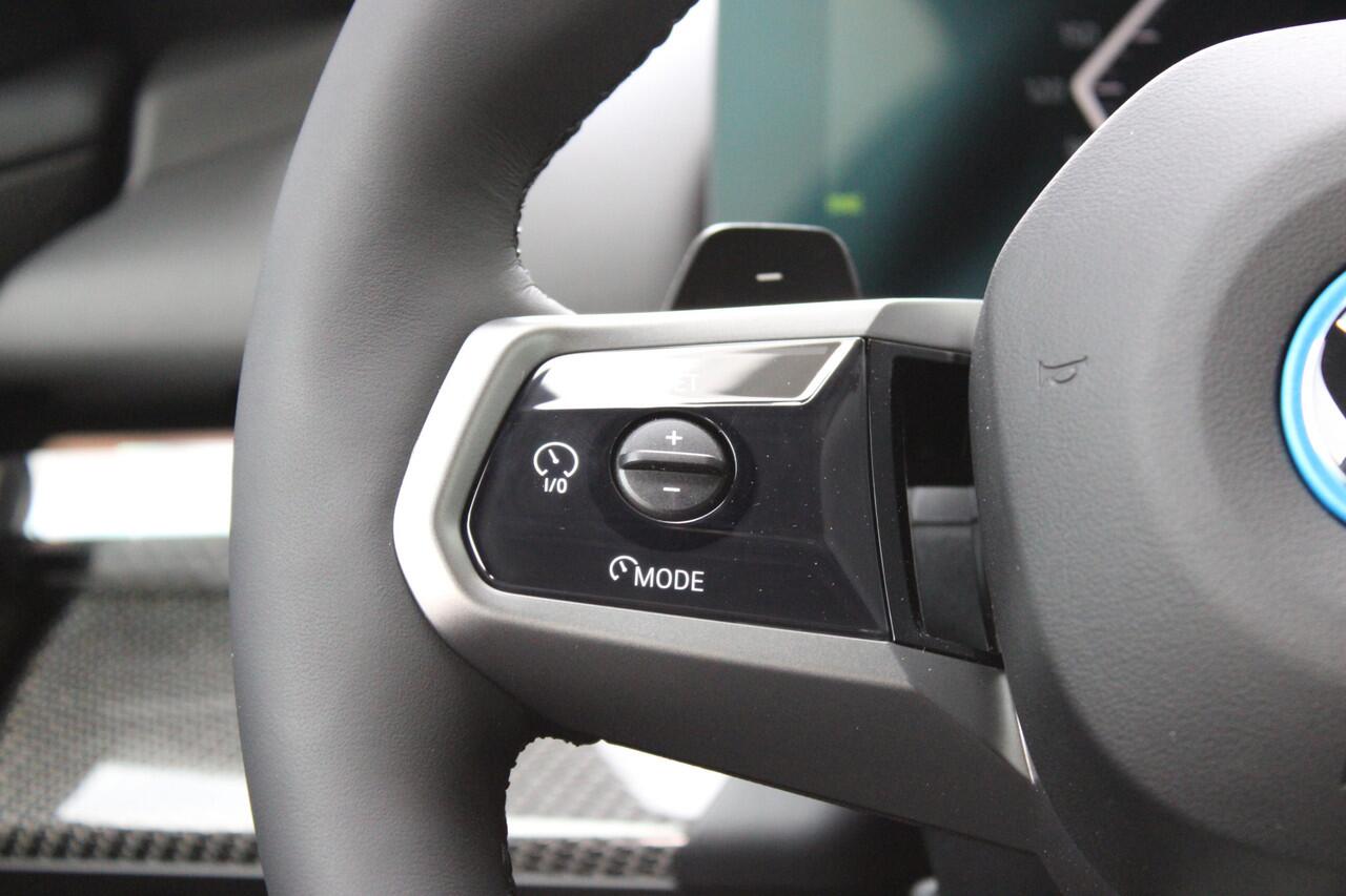 BMW 5-SERIE Touring 530e M Sport Automaat / Panoramadak / Trekhaak / Stoelventilatie / Parking Assistant Plus / Comfort Access / Adaptieve LED / M Sportonderstel / Harman-Kardon