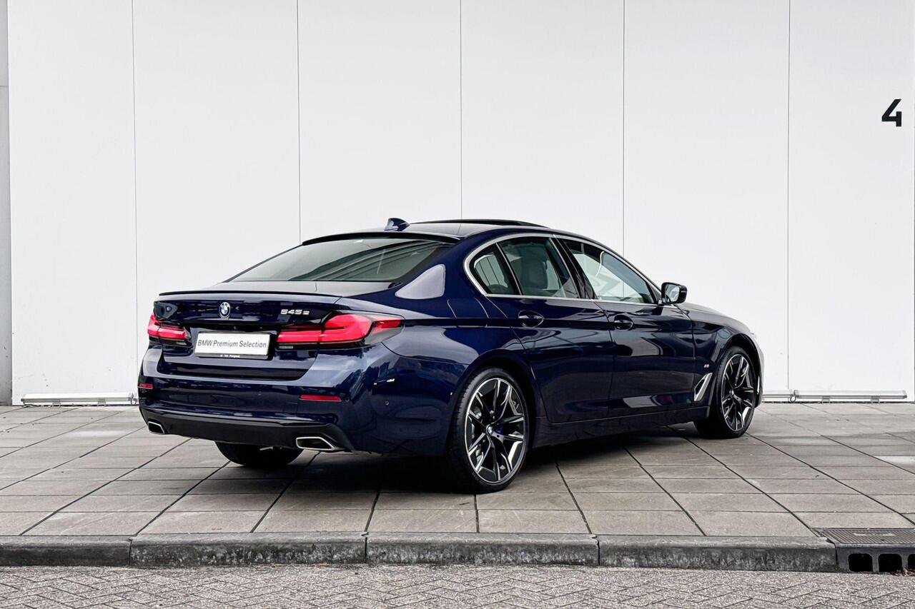 BMW 5-SERIE Sedan 545e xDrive High Executive M-Sport Adaptief Onderstel / Stuurwielrand Verwarming / Integrale Active Besturing / Achterklep Bediening Automatisch / Comfort Acces / Soft Close / Glazen Schuifdak / Stoelverwarming / Driving Assistant Prof / Laser Light