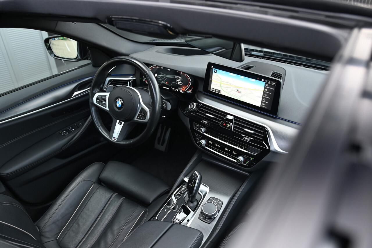 BMW 5-SERIE Touring 520i High Executive M Sport Automaat / Panoramadak / Trekhaak / Laserlight / Achteruitrijcamera / M Sportonderstel / Head-Up / Stuurverwarming