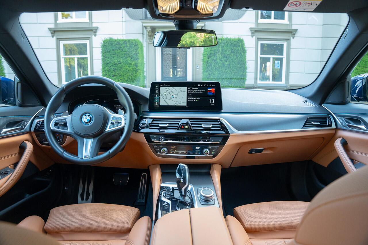 BMW 5-SERIE Touring 530e xDrive M-Sport PANO | LASER | HUD | KEYLESS | INDIVIDUAL TANSANITBLAU