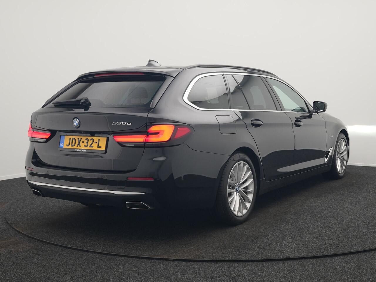 BMW 5-SERIE Touring 530e Luxury Line Plug In Hybrid 294pk Dealer O.H PHEV | Trekhaak Af Fabriek | Panodak | Camera | Lederen Sportstoelen Memory & Verwarmd | Apple Carplay | Cruise Control | Navigatie | Virtual | DAB |