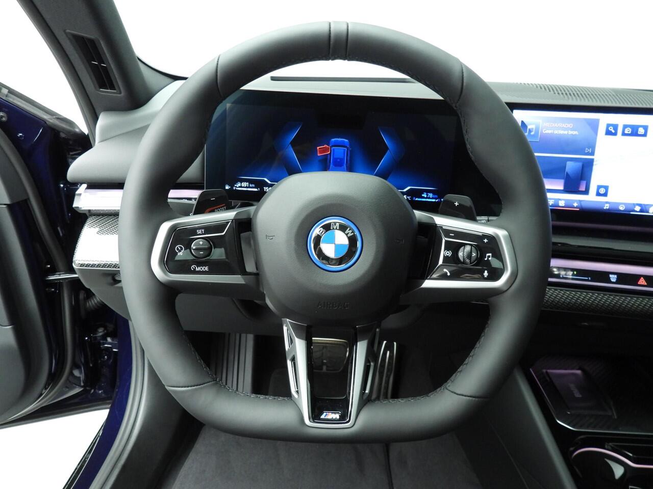 BMW 5-SERIE Touring 550e xDrive M-Sportpakket Pro / Panoramadak / Driving assist professional / Bower & Wilkens / Iconic Glow