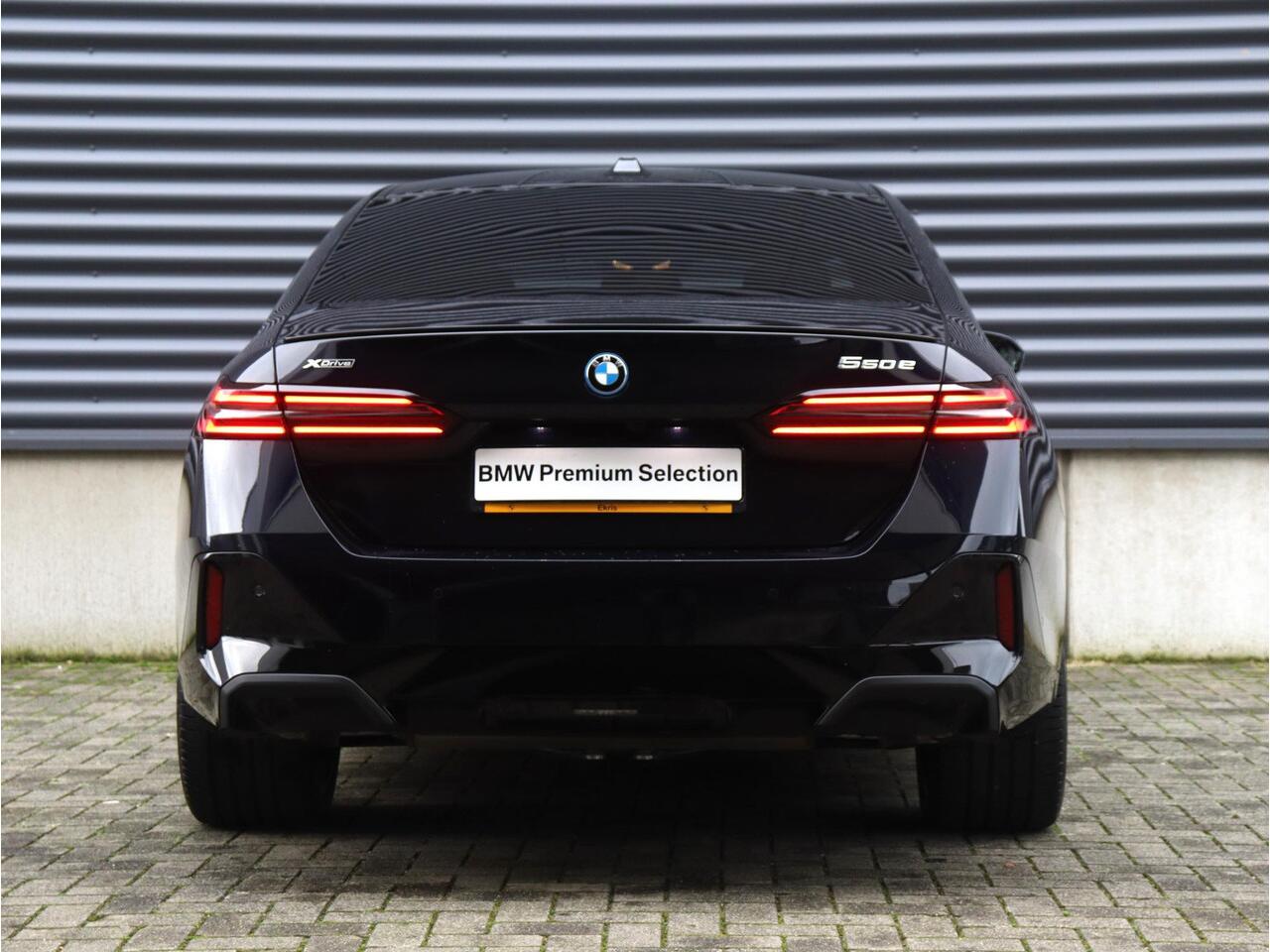 BMW 5-SERIE 550e xDrive | M Sportpakket Pro | Panodak | Driving Assistant Prof. | Adaptief Onderstel Prof. | Bowers & Wilkins | M Multifunctionele Stoelen | Stoelventilatie | Parking Assistant Prof. | 20'' LMV