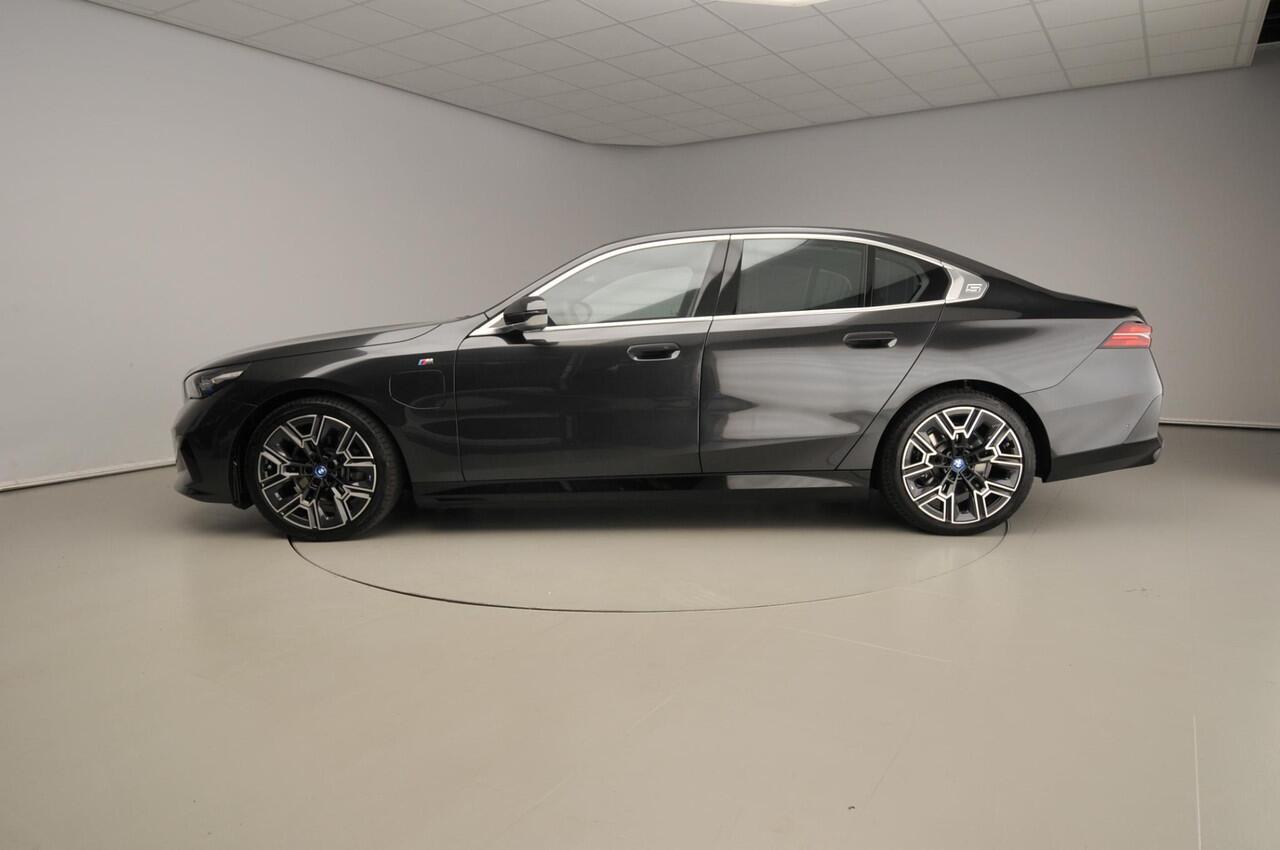 BMW 5-SERIE Sedan 530e | M-Sportpakket | LED | Navigatie | Sportstoelen | Chrome line | Active cruise | DAB | Bowers @ Wilkins sound | Alu 20 inch
