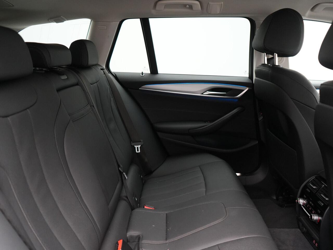 BMW 5-SERIE Touring 530e High Executive Plug In Hybrid 292pk Dealer O.H PHEV | Trekhaak Af Fabriek | Head Up | Lederen Sportstoelen Memory & Verwarmd | Apple Carplay | Stuur Verwarmd | Sfeerverlichting | Cruise Control | Camera | Navigatie | Blis | DAB |