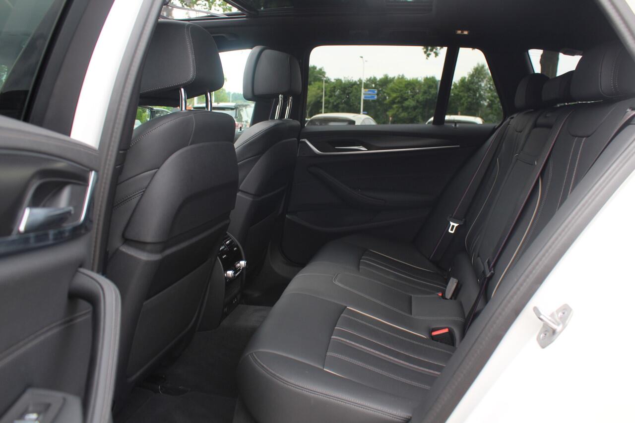 BMW 5-SERIE Touring 530e Business Ed. M Sport 44.229 km! SOH 95,2% / Trekhaak / Panoramadak / Head-up / 19'' / Laser LED / Sfeerverlichting / Leder / Safety-pack / Stuurverwarming / Cruise Control