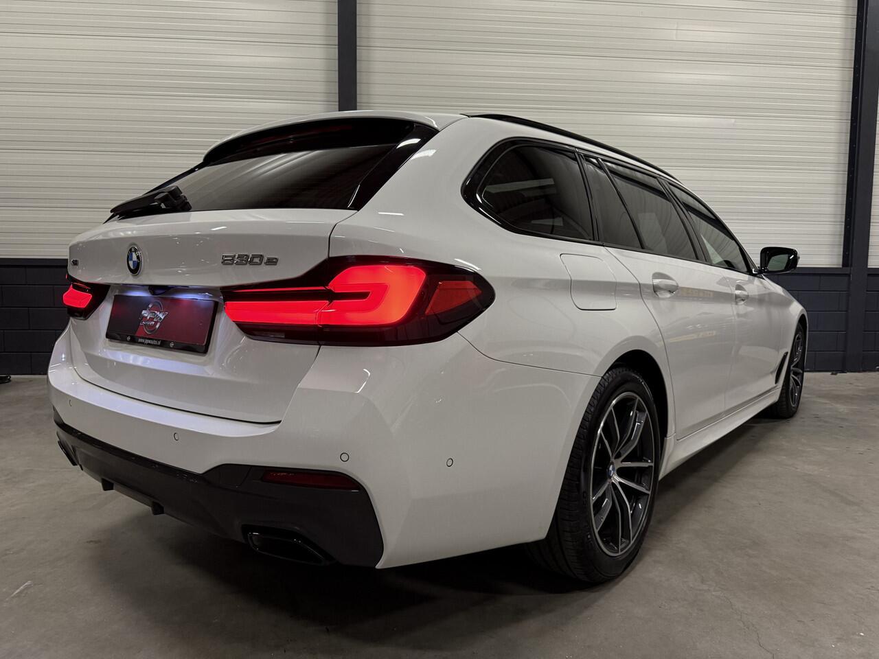 BMW 5-SERIE Touring 530e xDrive M-Sport PANO/HEAD-UP/ADAPTIVE-CHASSIS/ALCANTARA/CAMERA/LIVE-COCKPIT PRO/DAB/STANDKACHEL/SHADOW-LINE/18"/RECENT OH BEURT GEHAD BIJ BMW DEALER