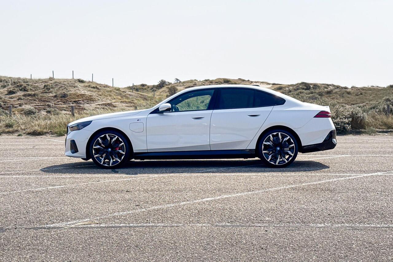 BMW 5-SERIE Sedan 550e xDrive | Selections | M Sport Pro | Glazen Panoramadak | Bowers & Wilkins | Stoelventilatie |