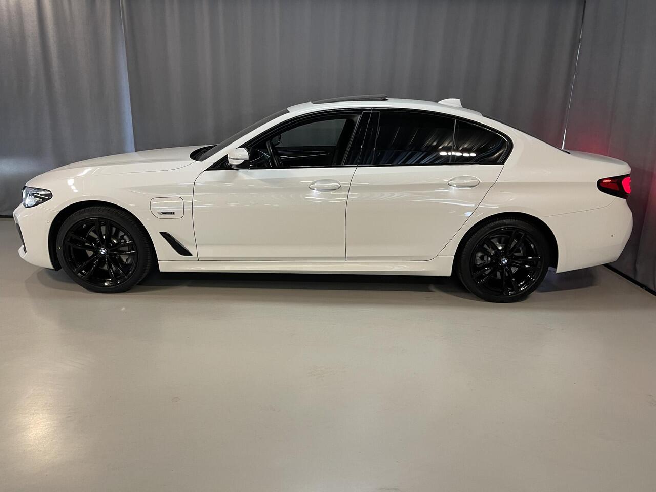 BMW 5-SERIE 530e Business Edition Plus M Sport 19"/Schuif-kanteldak/Trekhaak/Camera/Stoelverwarming + memory/PDC v+a/LED