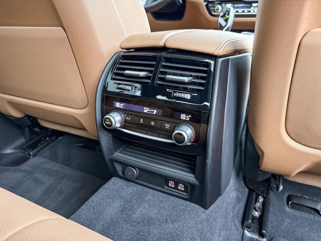 BMW 5-SERIE Sedan 530e High Executive M-Sport Head up Display / Hifi / 20inch / Getinte Ramen Achter / Driving Assistant / Stoelverwarming / Active Cruise Controle / Glazen Schuifdak