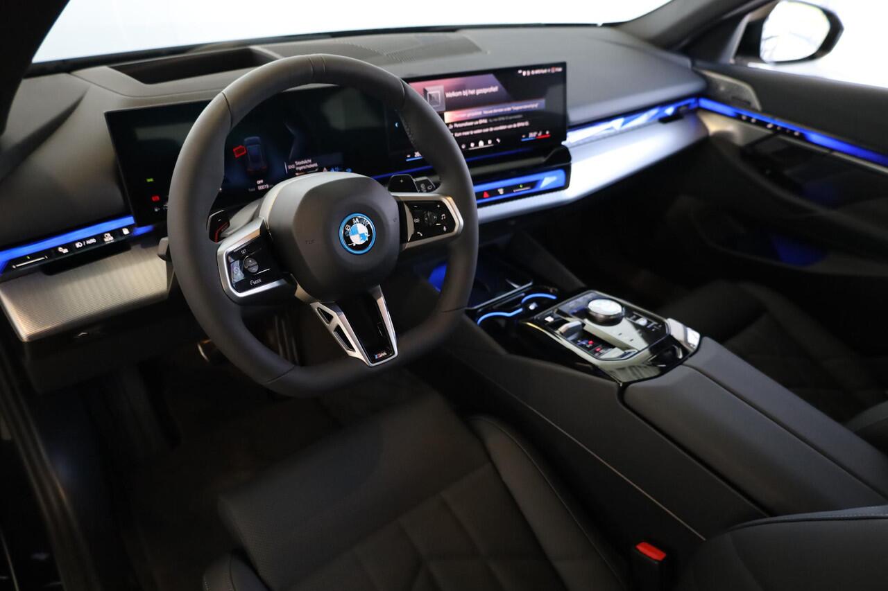 BMW 5-SERIE Touring 550e xDrive M Sportpakket Pro | Panoramadak | Head-Up | Bowers & Wilkins | Driving Assistant Professional | 360 Camera | Comfort Pack | Adaptieve LED | Trekhaak
