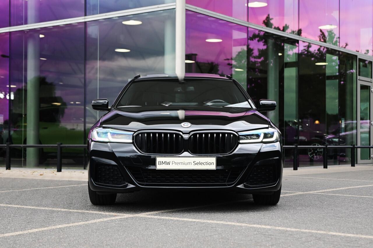 BMW 5-SERIE Touring 520i High Executive M Sport Automaat / Panoramadak / Trekhaak / Laserlight / Achteruitrijcamera / M Sportonderstel / Head-Up / Stuurverwarming