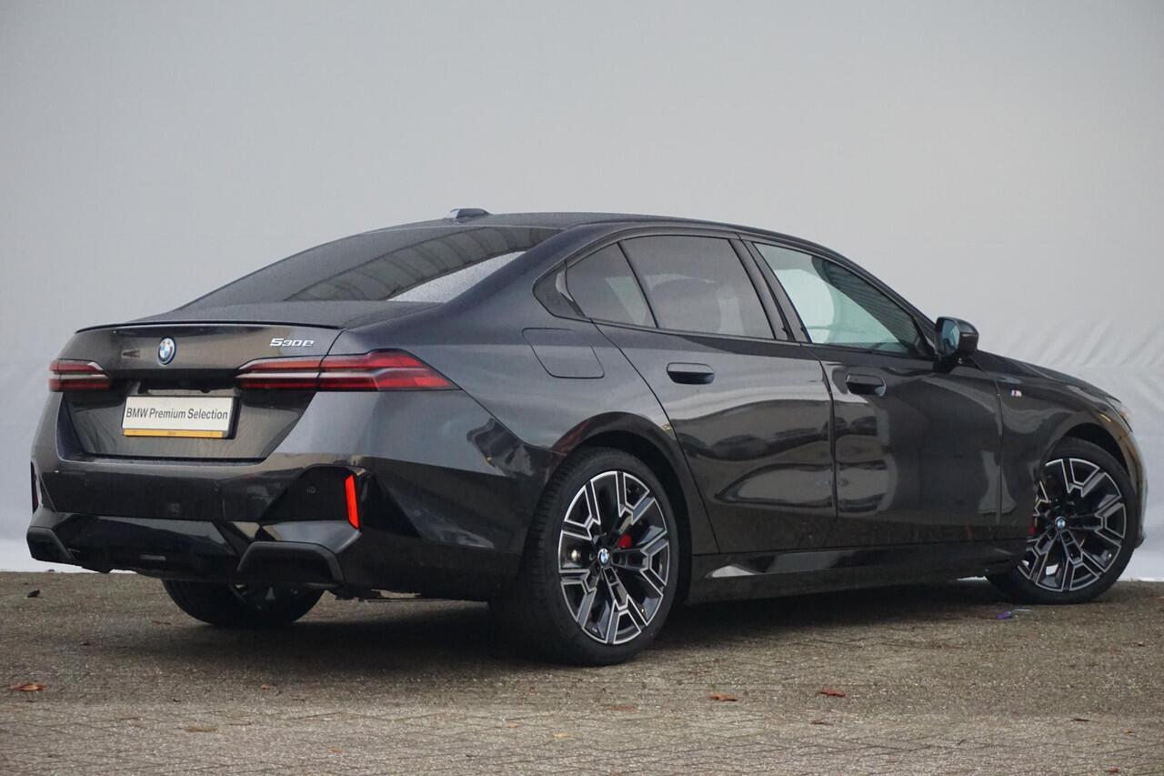 BMW 5-SERIE Sedan 530e M Sportpakket Pro 20'' / Harman Kardon / Comfortstoelen met stoelventilatie / Driving Assistant Professional / Trekhaak