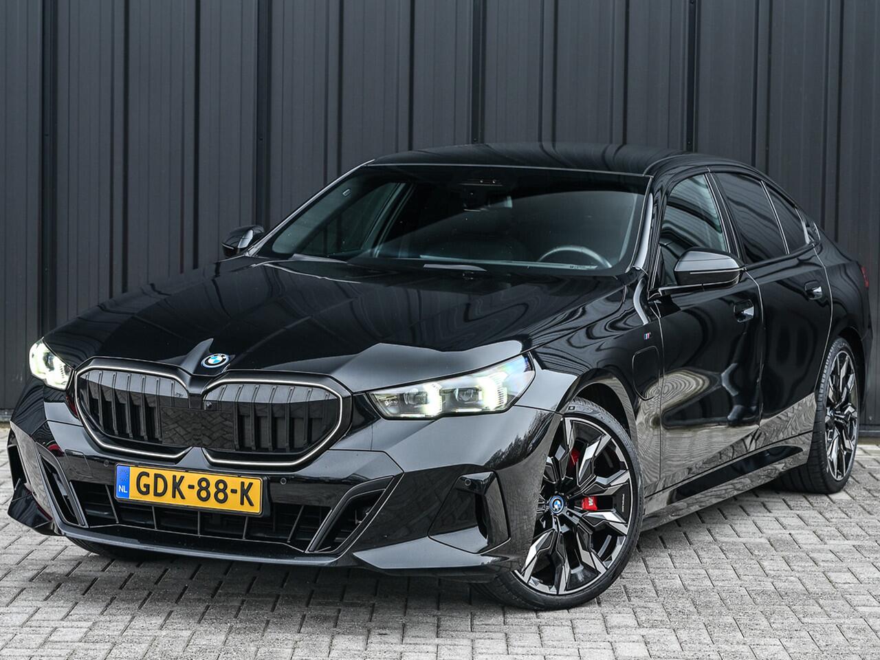 BMW 5-SERIE 550e xDrive M Sport pro · Adaptive Suspension · Iconic Glow · M Sport Brake · Shadowline Lights · Panorama dak · Comfort Seats · 4 Zone Climate · Ambiance Light · Adaptive Led · B&W Sound · Driving Assistant Professional