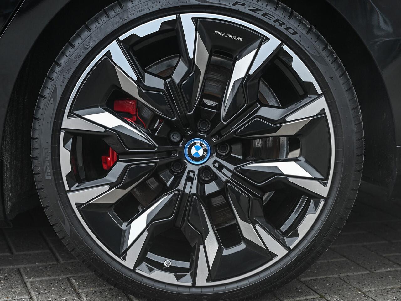 BMW 5-SERIE 550e xDrive M Sport pro · Adaptive Suspension · Iconic Glow · M Sport Brake · Shadowline Lights · Panorama dak · Comfort Seats · 4 Zone Climate · Ambiance Light · Adaptive Led · B&W Sound · Driving Assistant Professional