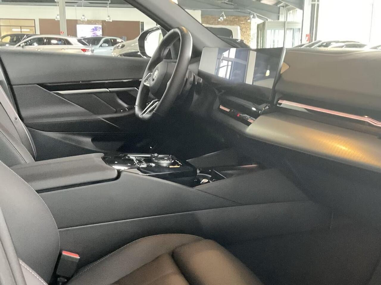 BMW 5-SERIE Touring 540d xDrive M-SPORT Pro ** LED, PANORAMA, LEDER, 20-inch LMV, ICONIC GLOW, TREKH ** Ex BMW - ¤ 25.900 onder NP ** ** INFORMEER OOK NAAR ONZE AANTREKKELIJKE FINANCIAL-LEASE TARIEVEN **