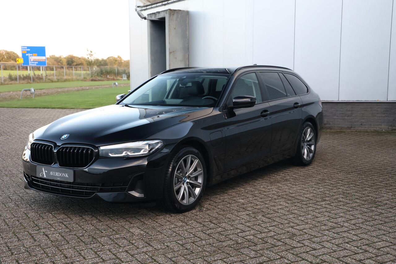 BMW 5-SERIE Touring 530e Executive 292PK NAP|Sportstoelen|Stoelv|Black Ed|Plug in