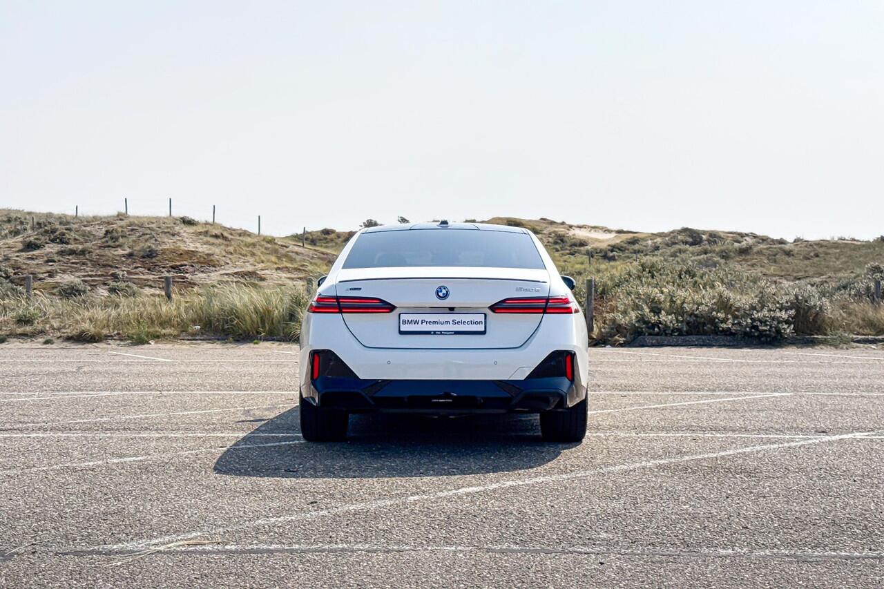 BMW 5-SERIE Sedan 550e xDrive | Selections | M Sport Pro | Glazen Panoramadak | Bowers & Wilkins | Stoelventilatie |