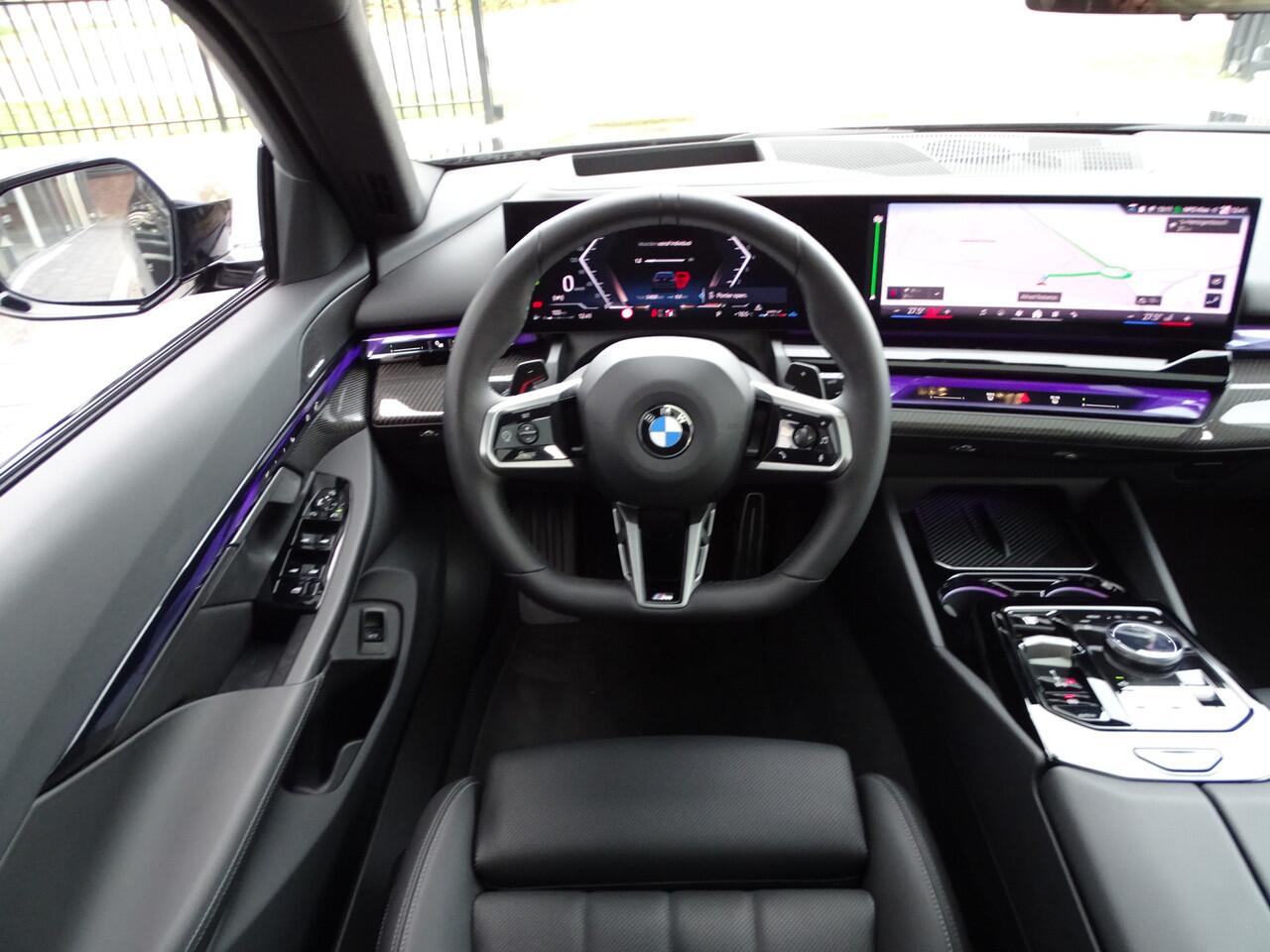 BMW 5-SERIE Touring 520i M Sportpakket Elek.Trekhaak Pano.Dak Driv.Ass. Plus Stoelventilatie Live Cockpit Pro. Head-up Harman-Kardon 19" LM Velgen