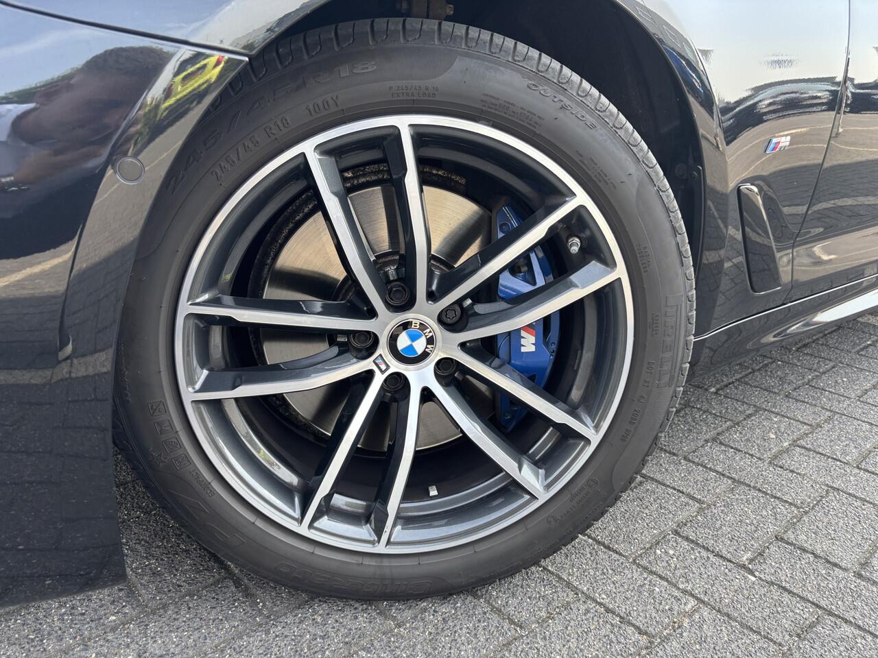 BMW 5-SERIE Touring 530i xDrive High Executive M Sport Automaat / Panoramadak / Trekhaak / Laserlight / Achteruitrijcamera / Head-Up / Comfort Access / Adaptief onderstel