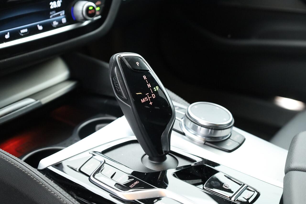 BMW 5-SERIE Touring 530d xDrive M Sport | Dig. Cockpit | Shadow Line | Elek. Trek. | HarmanKardon | Leder | Adapt. Cruise | Nav+CarPlay | 360*+PDC | Elek. Klep | Stoelverw. | Sfeerverlichting | LED V