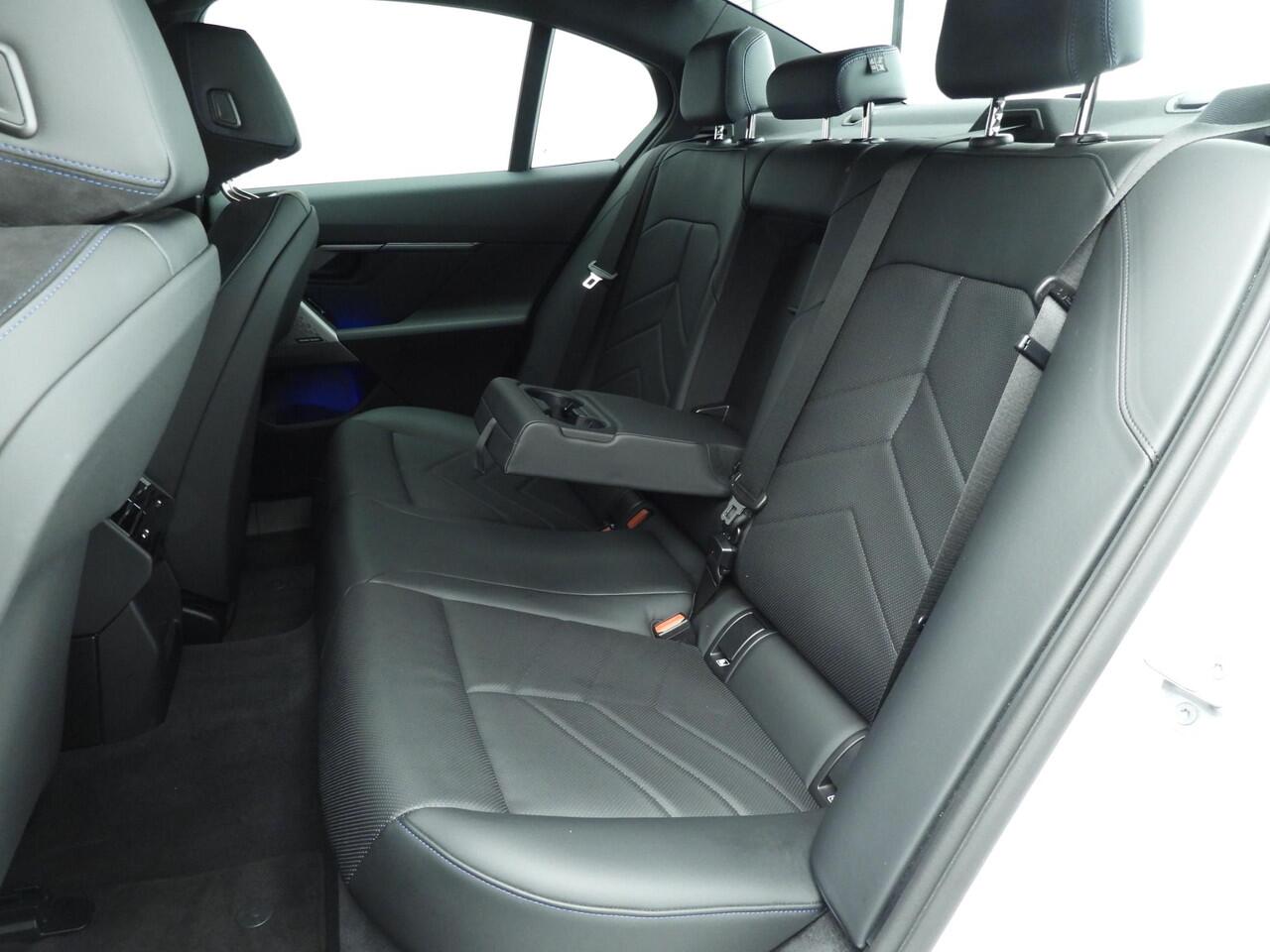 BMW 5-SERIE Sedan 530e | M-Sportpakket | LED | Navigatie | Sportstoelen | Stoelverwarming | DAB | Harman-kardon sound | Alu 20 inch