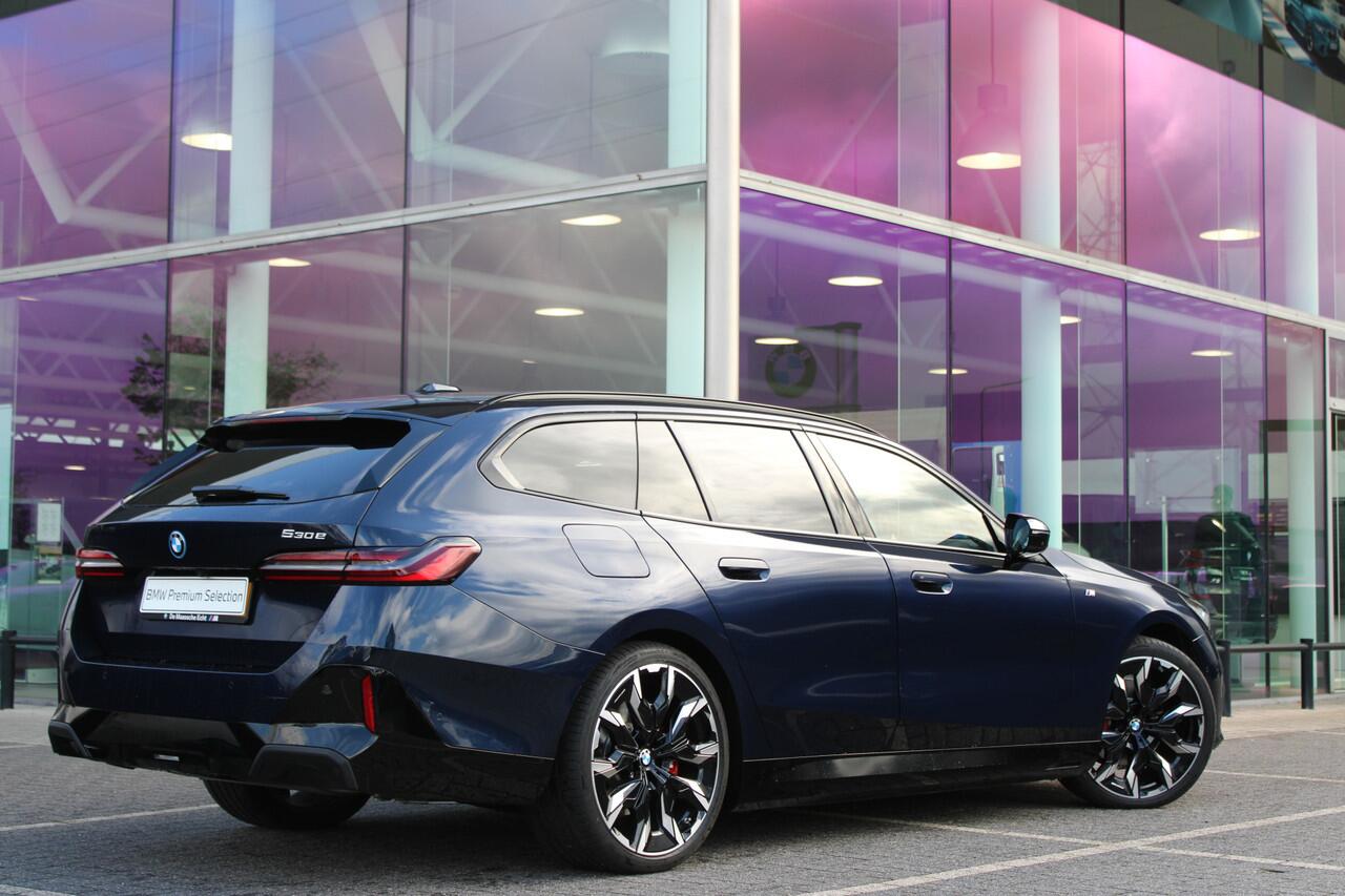 BMW 5-SERIE Touring 530e M Sport Automaat / Panoramadak / Trekhaak / Bowers & Wilkins / Adaptief onderstel professional / Parking Assistant Professional / Stoelventilatie