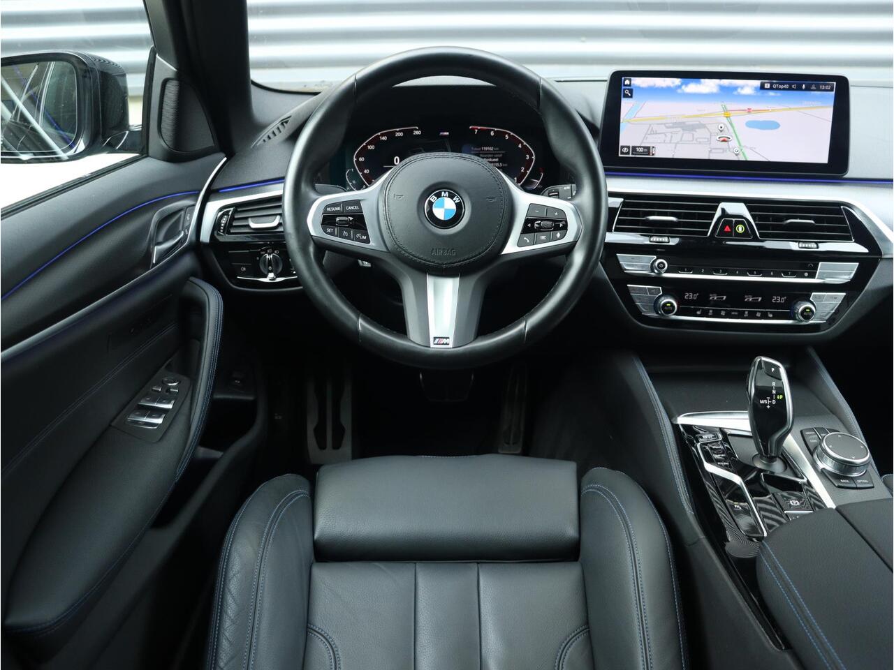 BMW 5-SERIE Touring 530i | High Executive | M Sportpakket | Panodak | Head-Up | HiFi | Achteruitrijcamera | Comfort Access | M Sportstoelen | Elektr. Achterklep | 19'' LMV