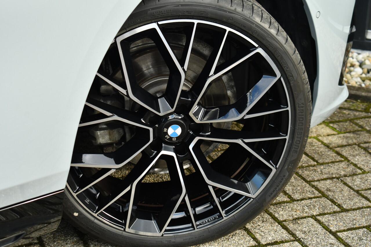 BMW 5-SERIE Touring 520i M-Sport Pano Trekh B&W 21inch ACC 360 HUD Stoelventilatie Brooklyngrau