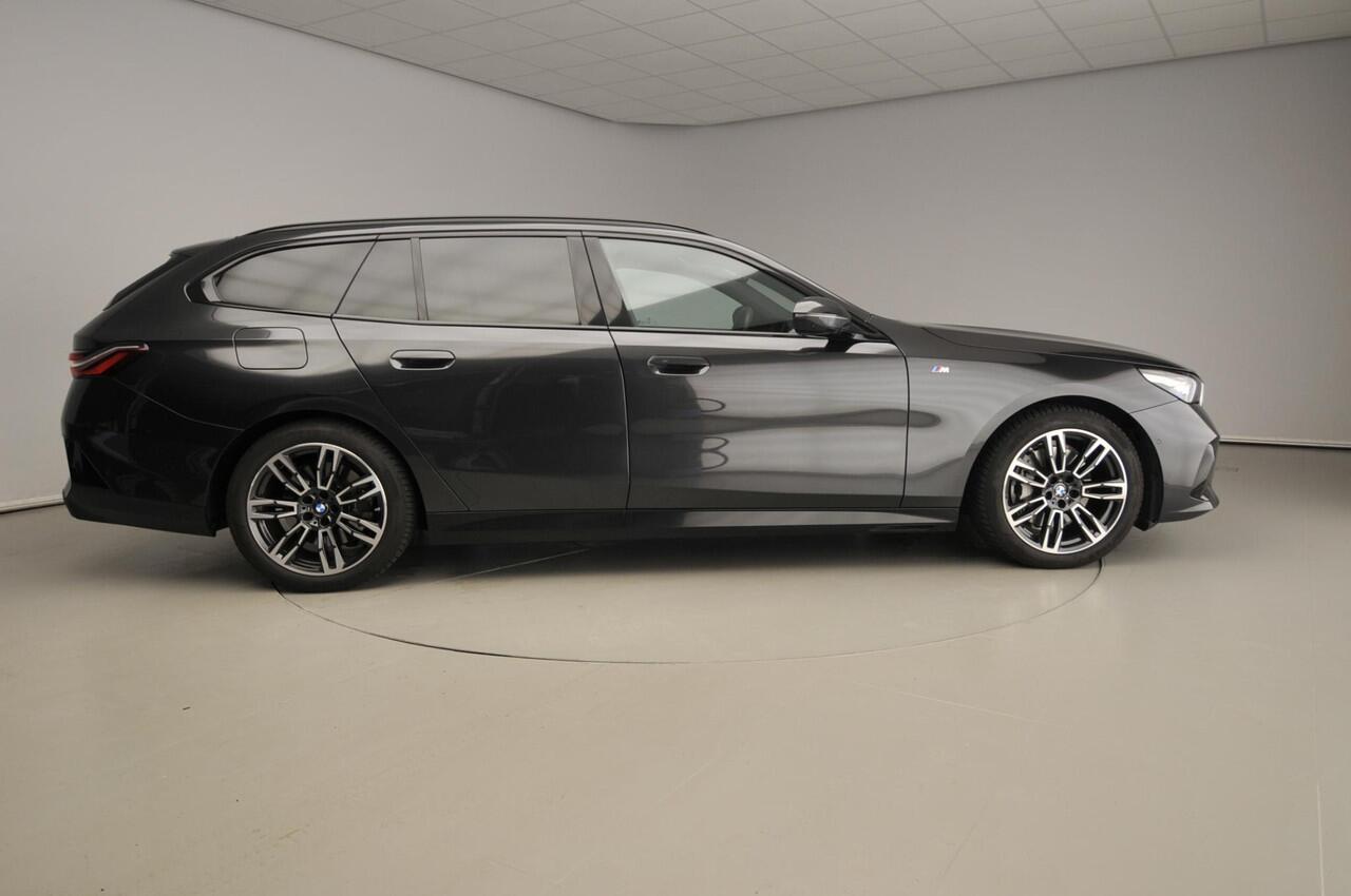 BMW 5-SERIE Touring 540d xDrive | M-Sportpakket | LED | HUD | Schuifdak | Active cruise | Trekhaak | DAB | Bowers & Wilkins sound | Alu 19 inch