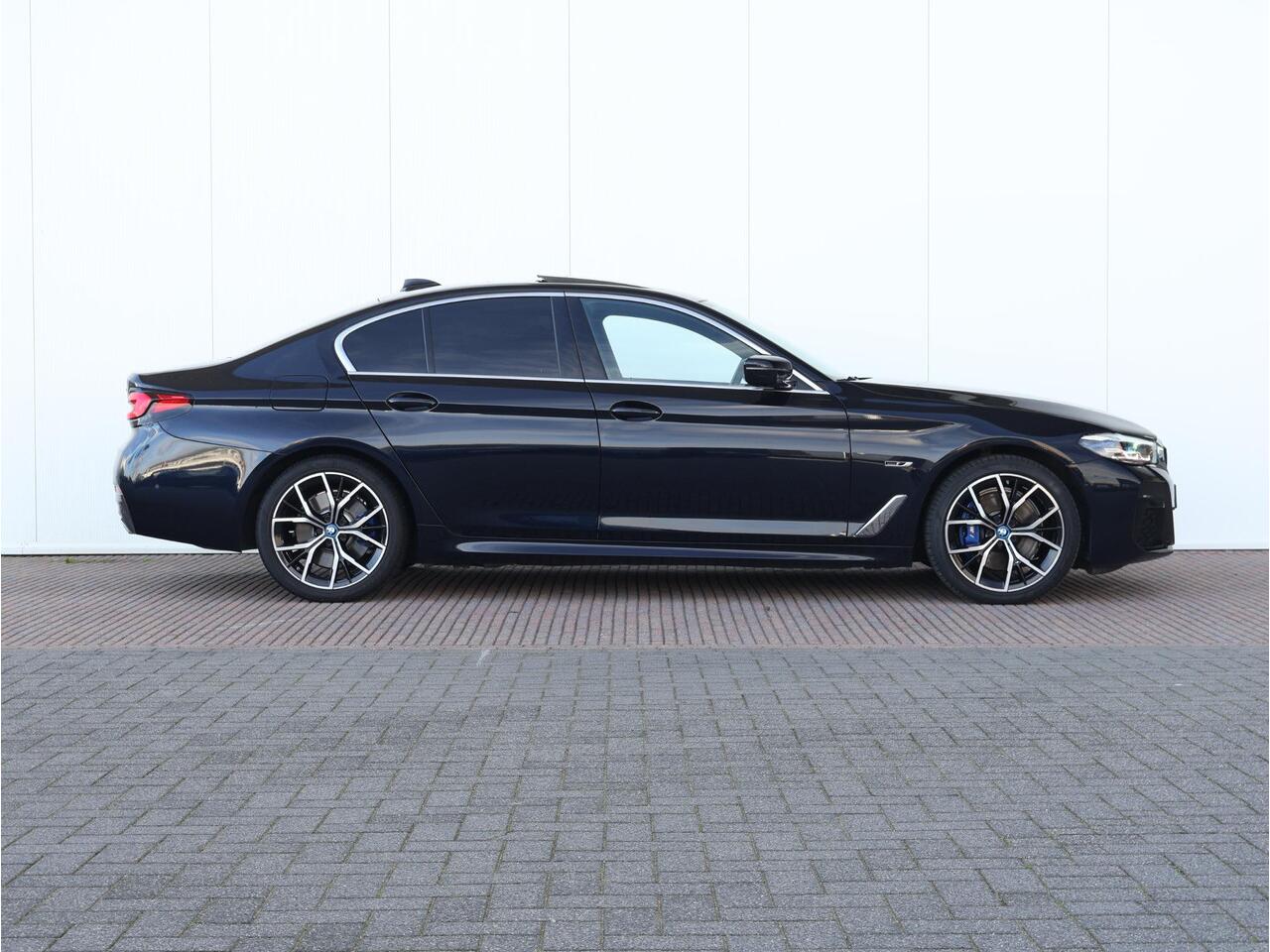 BMW 5-SERIE 530e High Executive M Sportpakket/ Achteruitrijcamera/ Getint Glas/ Sportstoelen/ Stoelverwarming/ Ambiance verlichting
