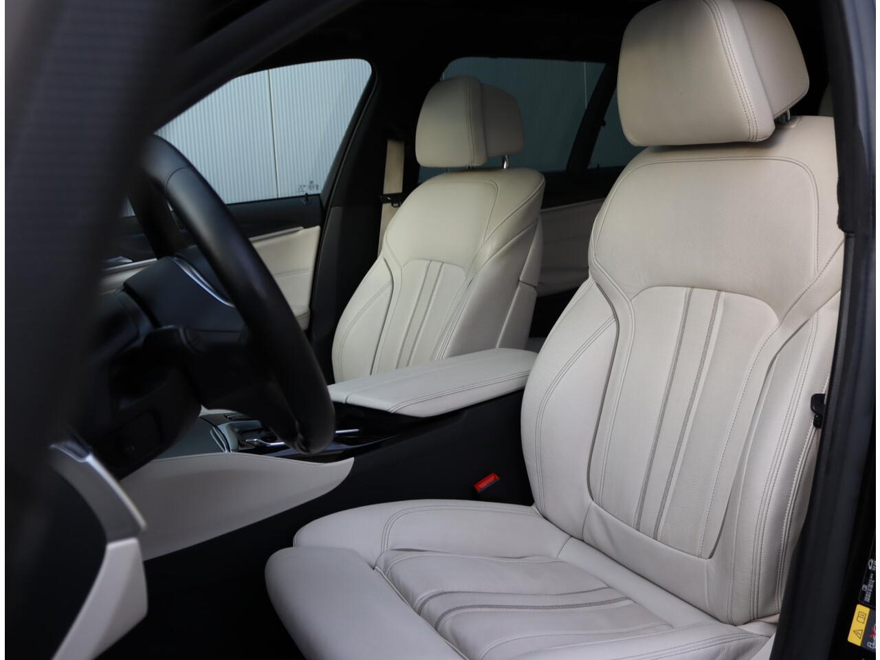 BMW 5-SERIE Touring 530e M-sport | Trekhaak | Pano | H&K | Head-up | Org. NL