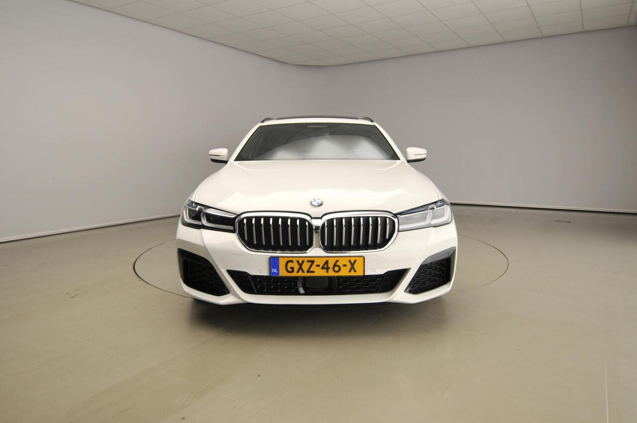 BMW 5-SERIE Touring 520d | M-Sportpakket | Laserlicht | Leder | HUD | Active cruise | Schuifdak | Comfortzetels | Keyles go | DAB | Hifi speakers | Alu 18 inch