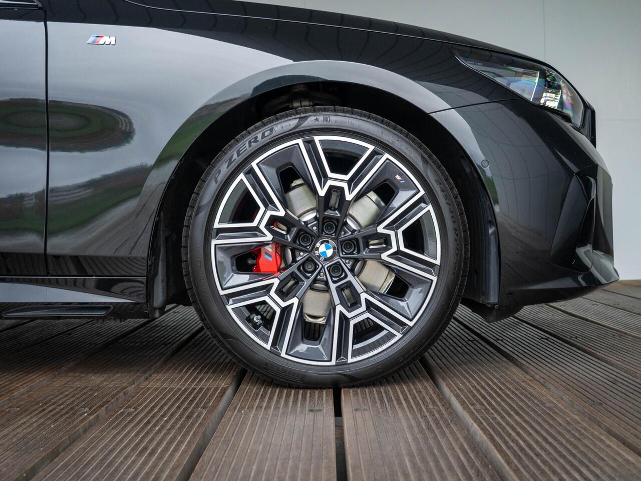 BMW 5-SERIE Touring 520i | M Sportpakket Pro | Innovation Pack | Panoramadak | Comfort Access | Stoelventilatie | Harman-Kardon | 20'' | Trekhaak