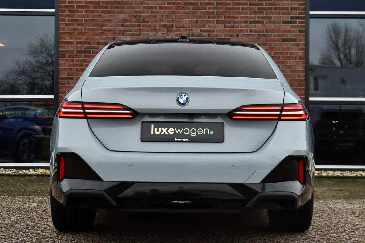BMW 5-SERIE 530e M-Sport Pano ACC 360 H/K Stoel-vent Brooklyngrau