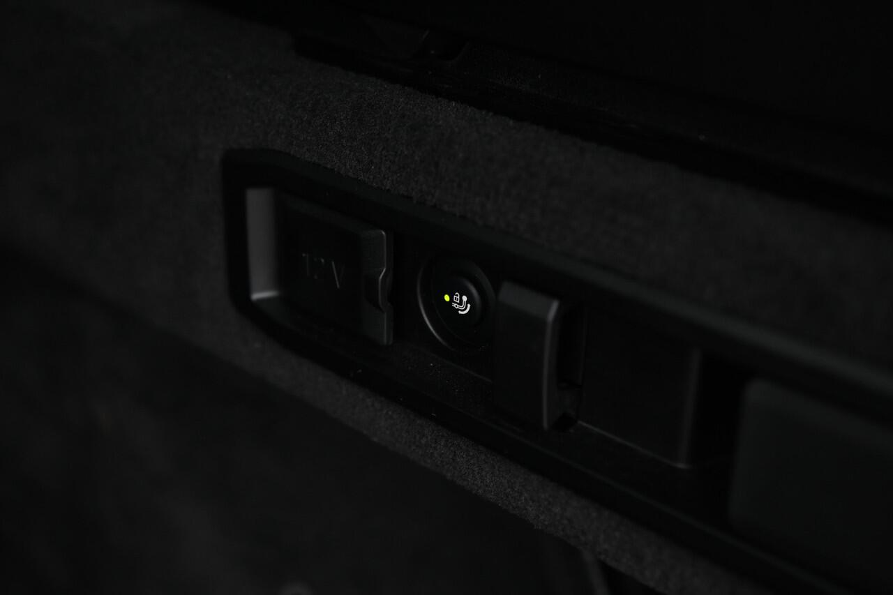 BMW 5-SERIE Touring 550e xDrive M Sport Automaat / Panoramadak / Trekhaak / Bowers & Wilkins / Adaptief onderstel professional / Parking Assistant Professional / Stoelventilatie