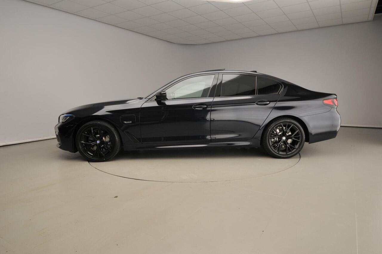 BMW 5-SERIE Sedan 530e | M-Sportpakket | Laserlicht | Leder | Navigatie | Active cruise | Schuifdak | trekhaak | DAB | Hifi speakers | Alu 19 inch