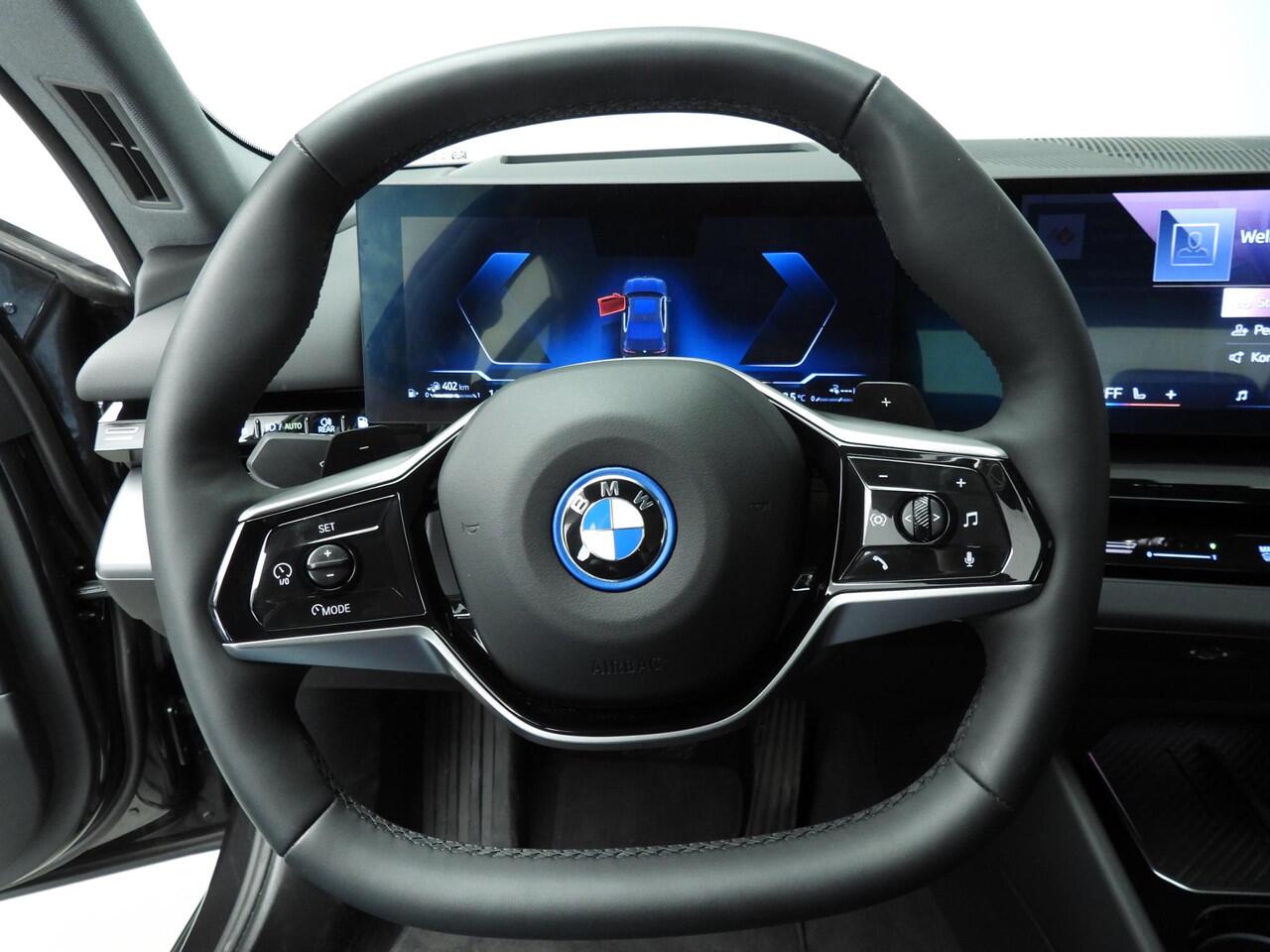 BMW 5-SERIE Sedan 530e | LED | HUD | Sportstoelen | Chrome line | Stoelverwarming | Keyles go | DAB | Alu 19 inch