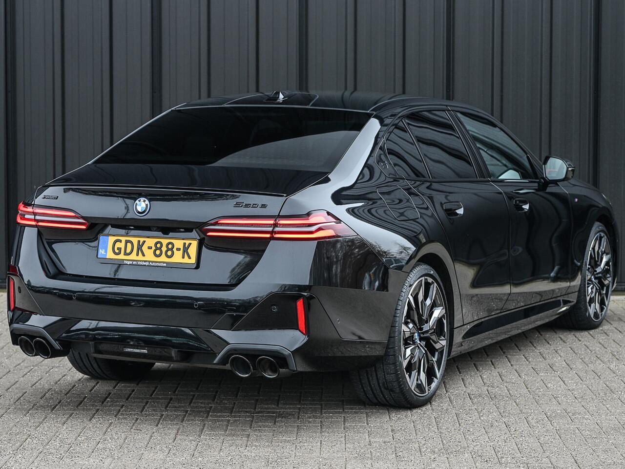 BMW 5-SERIE 550e xDrive M Sport pro · Adaptive Suspension · Iconic Glow · M Sport Brake · Shadowline Lights · Panorama dak · Comfort Seats · 4 Zone Climate · Ambiance Light · Adaptive Led · B&W Sound · Driving Assistant Professional