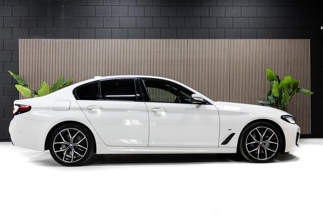 BMW 5-SERIE 545e xD High Ex. Ed. | HuD | H&K | Open Dak | Trekhaak |