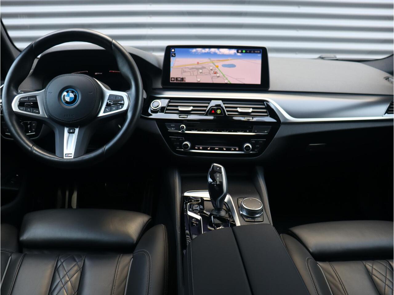 BMW 5-SERIE 530e | High Executive | M Sportpakket | Panodak | Harman Kardon | Head-Up | Driving Assistant | Parking Pack | Stuurwiel Verwarming | 20'' LMV Individual