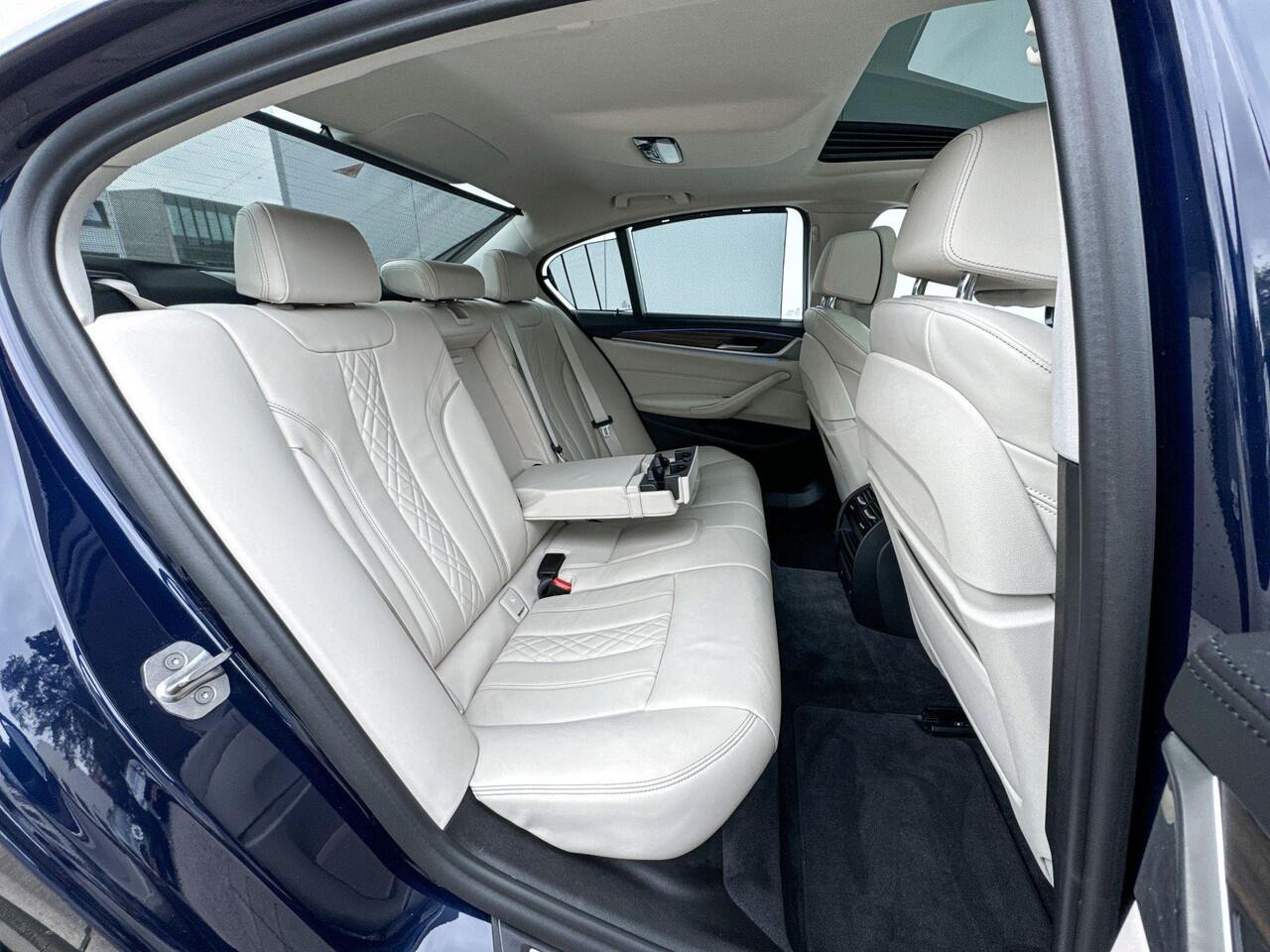 BMW 5-SERIE Sedan 545e xDrive High Executive M-Sport Adaptief Onderstel / Stuurwielrand Verwarming / Integrale Active Besturing / Achterklep Bediening Automatisch / Comfort Acces / Soft Close / Glazen Schuifdak / Stoelverwarming / Driving Assistant Prof / Laser Light