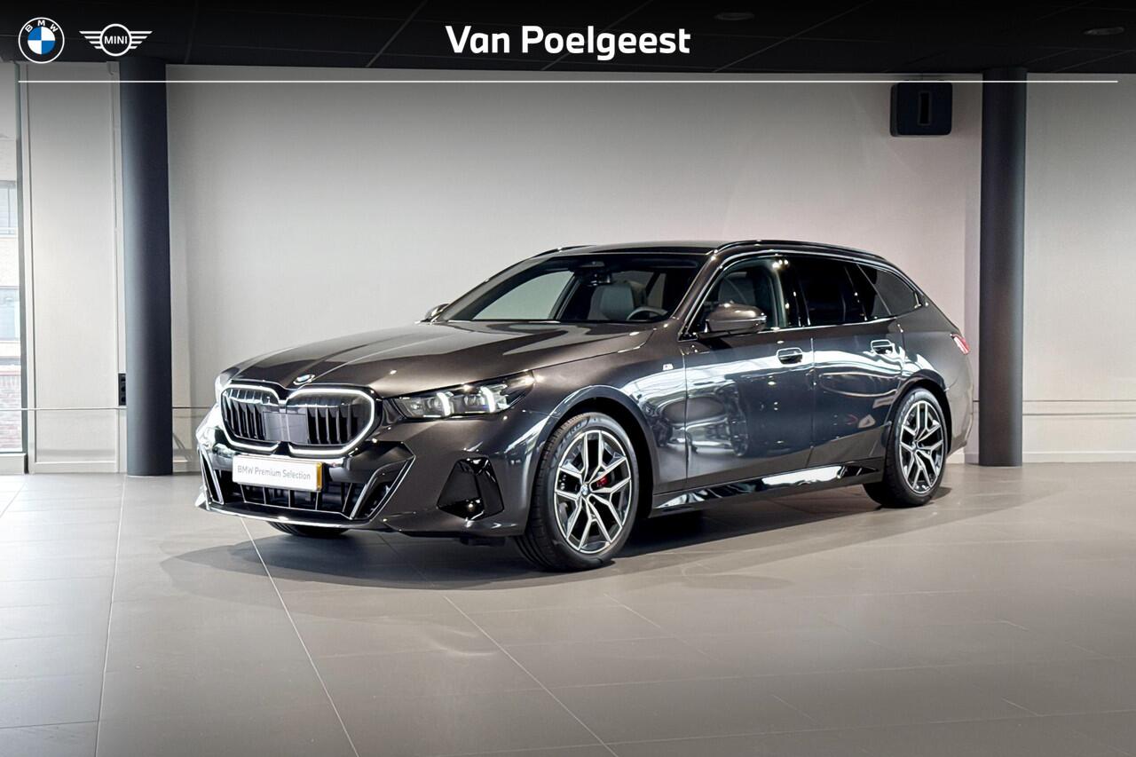 BMW 5-SERIE Touring 520i | M Sport | Glazen Panoramadak | Harman Kardon | Trekhaak |