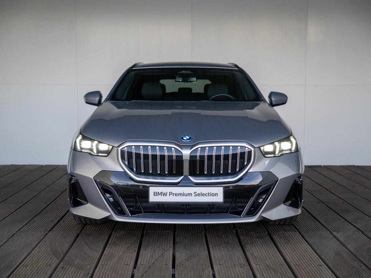 BMW 5-SERIE Touring 530e | M Sportpakket | Travel Pack | Comfort Access | Achteruitrijcamera | Stoelventilatie | Stoelverwarming | Trekhaak